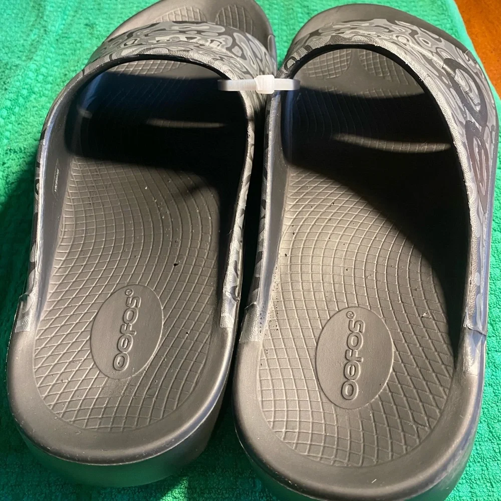 OOFOS Gray Patterned Men's Sandals size 13